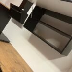 Einbauküche schwarz Hängeregal